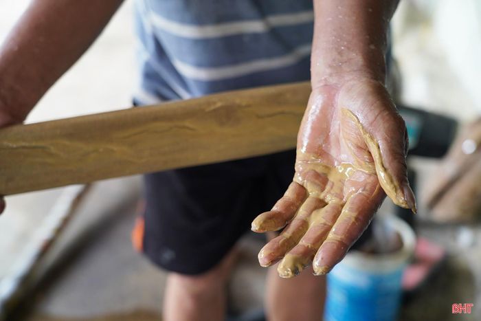  Ông Phan Văn Thắng (xã Việt Xuyên) cho biết thêm: “Gia đình tôi đã đầu tư hàng chục triệu đồng lắp đặt hệ thống lọc nước nhưng hiệu quả không cao, nước vẫn vàng đục. Không chỉ ảnh hưởng đến sinh hoạt, nguồn nước này còn khiến các thiết bị, đồ dùng trong gia đình nhanh bị hoen gỉ, hư hỏng. Bình thường chúng tôi chỉ dám dùng để tắm giặt, nhưng khi hết nước mưa vẫn phải sử dụng để nấu ăn vì không còn nguồn nước nào khác". 