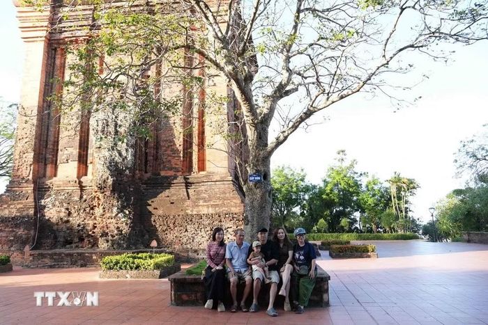 Du khách đến tham quan Tháp Nhạn. (Ảnh: Tuấn Anh/TTXVN)