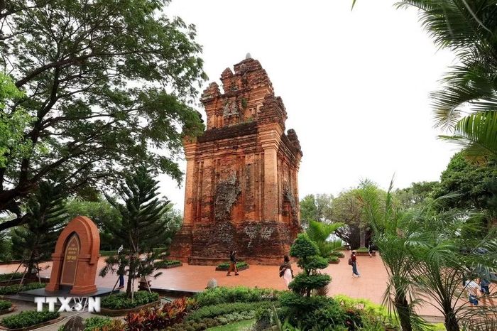 Tọa lạc trên đỉnh núi Nhạn, ngọn tháp cổ là "tọa độ văn hóa" và là biểu tượng không thể tách rời của vùng đất Đắk Lắk. (Ảnh: Nhật Anh/TTXVN)