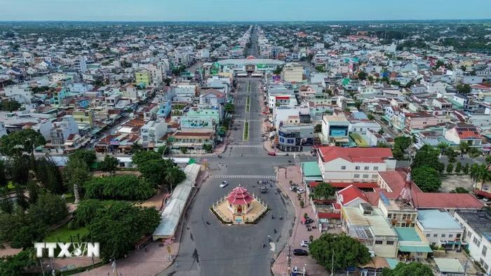 Chợ Long Hoa nổi bật giữa lòng đô thị với kiến trúc nhà lồng hình chữ thập, khu đất vuông và hệ thống đường mở ra nhiều hướng, tạo nên không gian giao thương độc đáo. (Ảnh: Giang Phương/TTXVN)