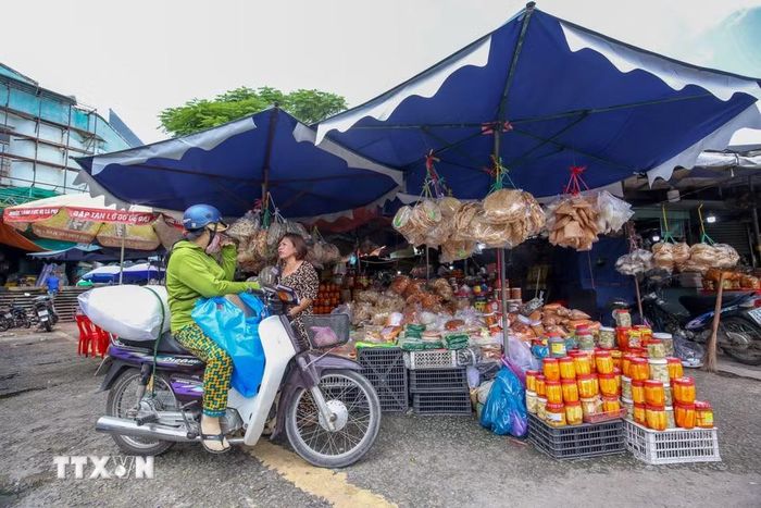 Gian hàng đặc sản bánh tráng xung quanh nhà lồng chợ Long Hoa. (Ảnh: Giang Phương/TTXVN)