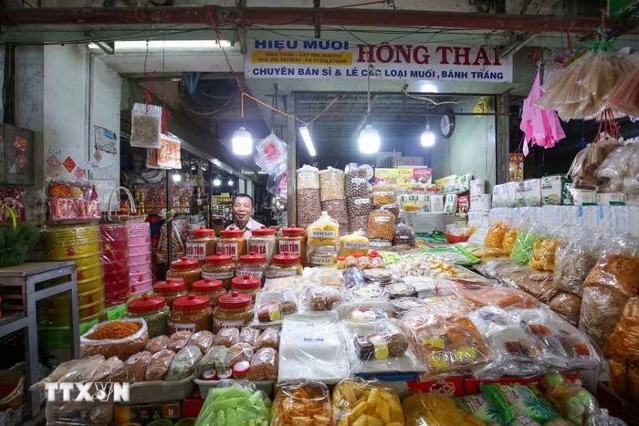Bánh tráng Tây Ninh được bày bán phong phú tại chợ Long Hoa, trở thành đặc sản được nhiều du khách lựa chọn khi ghé thăm và mua sắm. (Ảnh: Giang Phương/TTXVN)