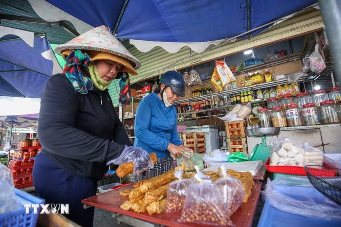 Thực phẩm chay bày bán tại Chợ Long Hoa trở thành nét văn hóa ẩm thực đặc trưng của vùng Thánh địa Cao Đài. (Ảnh: Giang Phương/TTXVN) 