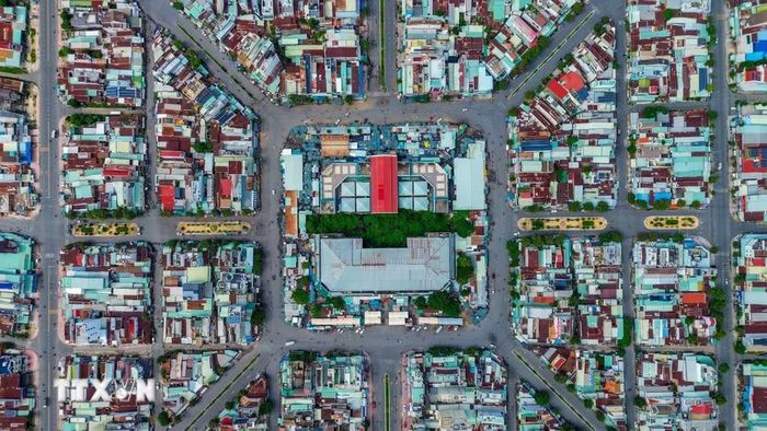 Chợ Long Hoa với bố cục vuông vức, ngôi nhà lồng hình chữ thập ở trung tâm và những tuyến đường tỏa ra nhiều hướng, tạo nên dấu ấn kiến trúc độc đáo giữa lòng đô thị. (Ảnh: Giang Phương/TTXVN)