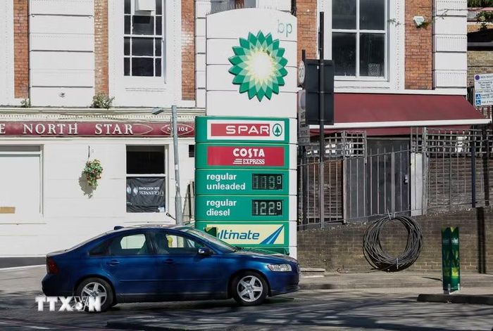 Một trạm xăng ở London, Anh. (Ảnh: THX/TTXVN)