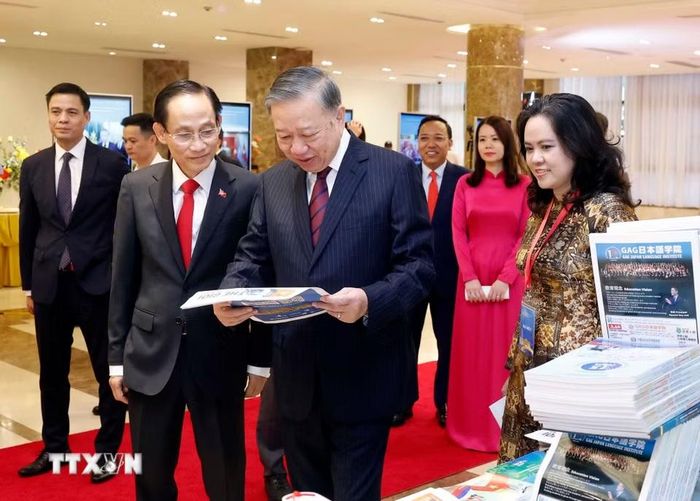 Tổng Bí thư, Chủ tịch nước Tô Lâm xem một số hình ảnh đối ngoại bên lề hội nghị. (Ảnh: Thống Nhất/TTXVN)