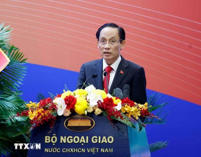 Đồng chí Lê Hoài Trung, Ủy viên Bộ Chính trị, Bộ trưởng Bộ Ngoại giao phát biểu khai mạc. (Ảnh: Thống Nhất/TTXVN)
