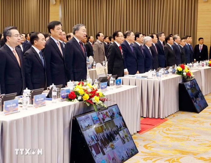 Tổng Bí thư, Chủ tịch nước Tô Lâm và các đại biểu thực hiện nghi lễ chào cờ. (Ảnh: Thống Nhất/TTXVN)