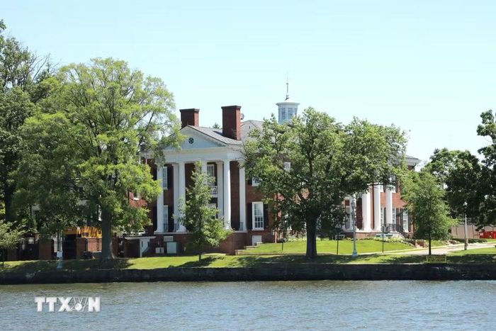 Một đặc điểm đáng chú ý là phần lớn bờ sông Potomac không bị "đóng kín" bởi các dự án bất động sản. Các hoạt động xây dựng mới đều phải tuân thủ những quy định nghiêm ngặt về chiều cao, mật độ và tác động đến môi trường. (Ảnh: Ngọc Quang/TTXVN)