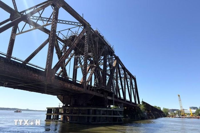 Cầu đường sắt cổ bắc qua sông Potomac là dấu tích của một thời kỳ phát triển giao thông lâu đời, được gìn giữ như một phần trong cảnh quan lịch sử của khu vực thủ đô Washington D.C. (Ảnh: Ngọc Quang/TTXVN)