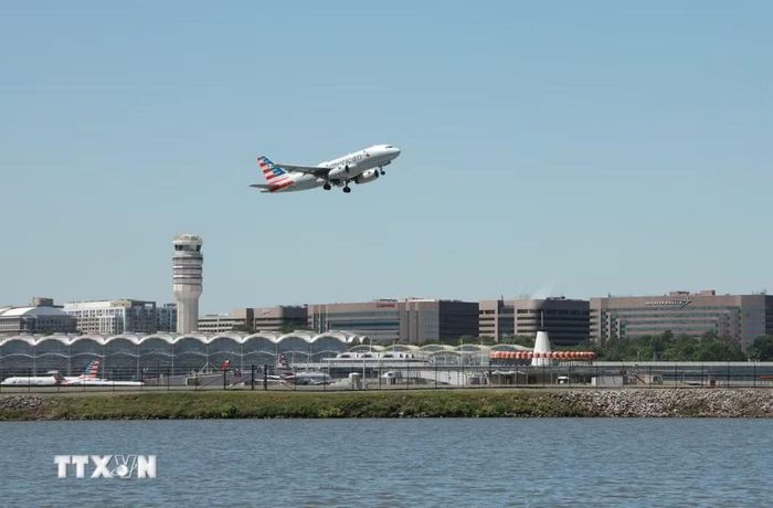 Những chuyến bay cất và hạ cánh từ sân bay quốc gia Ronald Reagan Washington thường mang đến góc nhìn toàn cảnh về sông Potomac và các công trình biểu tượng của Washington D.C. (Ảnh: Ngọc Quang/TTXVN)