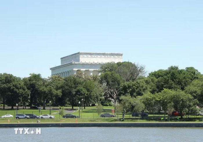 Đài tưởng niệm Lincoln soi bóng bên mặt nước Potomac, tạo nên một trong những góc nhìn biểu tượng của thủ đô Mỹ. (Ảnh: Ngọc Quang/TTXVN)