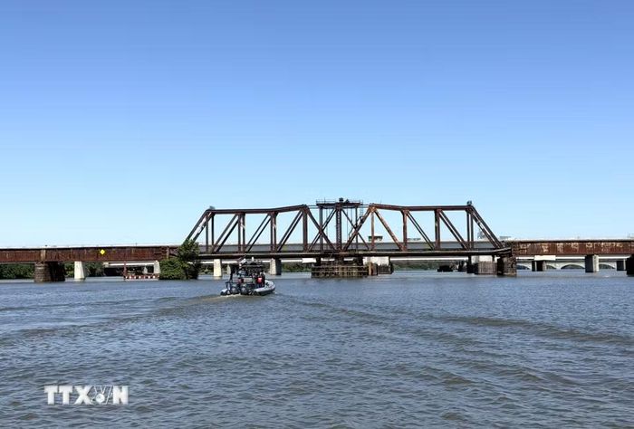 Cầu đường sắt cổ bắc qua sông Potomac là dấu tích của một thời kỳ phát triển giao thông lâu đời, được gìn giữ như một phần trong cảnh quan lịch sử của khu vực thủ đô Washington D.C. (Ảnh: Ngọc Quang/TTXVN)