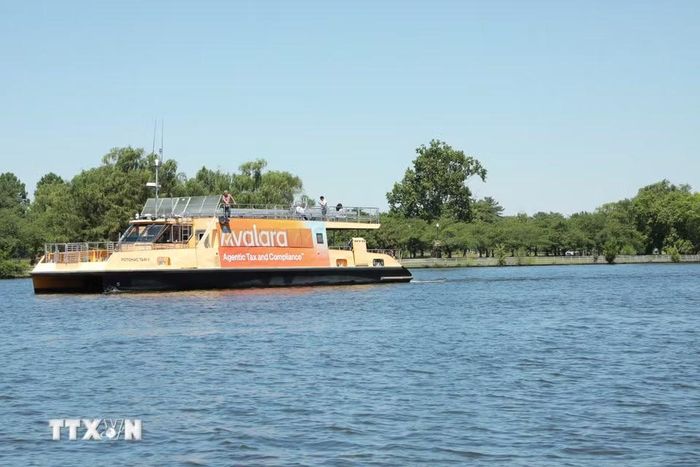 Tàu du lịch trên sông Potomac đưa du khách chiêm ngưỡng vẻ đẹp của thành phố từ mặt nước, với những cây cầu, công trình biểu tượng và cảnh quan ven sông tạo nên một góc nhìn đặc biệt về thủ đô nước Mỹ. (Ảnh: Ngọc Quang/TTXVN)