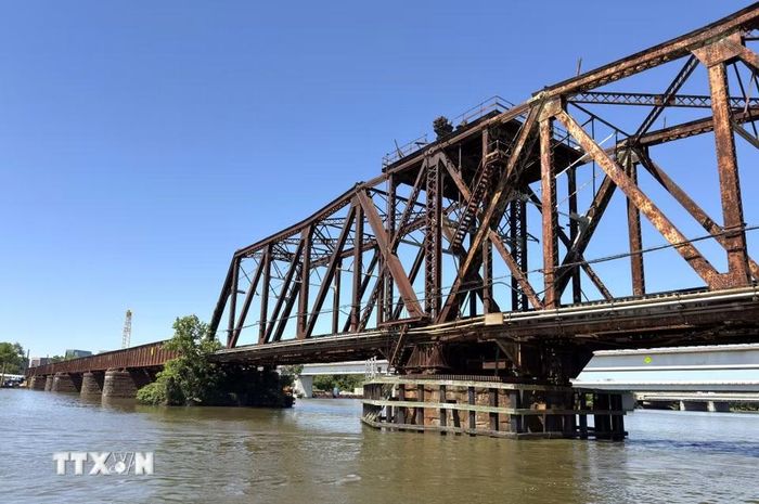Cầu đường sắt cổ bắc qua sông Potomac là dấu tích của một thời kỳ phát triển giao thông lâu đời, được gìn giữ như một phần trong cảnh quan lịch sử của khu vực thủ đô Washington D.C. (Ảnh: Ngọc Quang/TTXVN)
