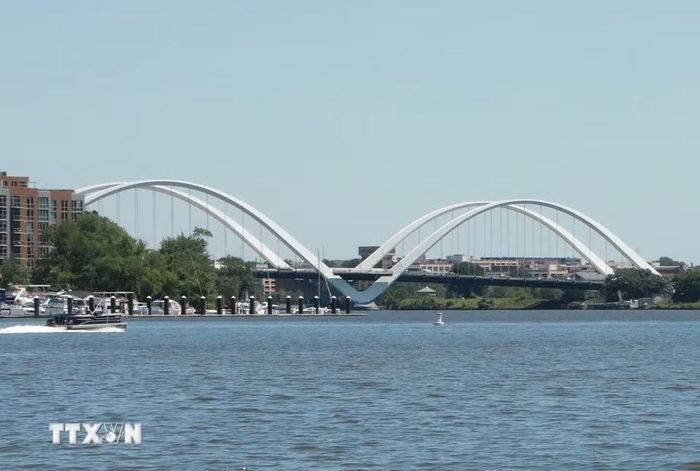 Cầu dây văng Frederick Douglass Memorial nằm gần nơi sông Anacostia hợp lưu với sông Potomac, góp phần định hình mạng lưới giao thông ven sông và cảnh quan đô thị phía nam Washington D.C. (Ảnh: Ngọc Quang/TTXVN)