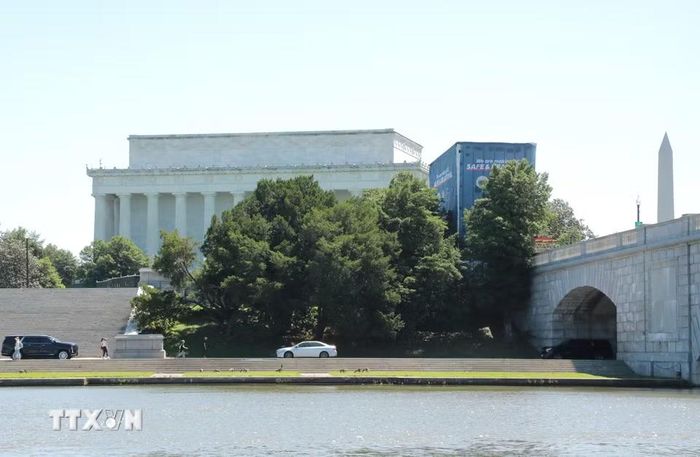 Đài tưởng niệm Lincoln soi bóng bên mặt nước Potomac, tạo nên một trong những góc nhìn biểu tượng của thủ đô Mỹ. (Ảnh: Ngọc Quang/TTXVN)