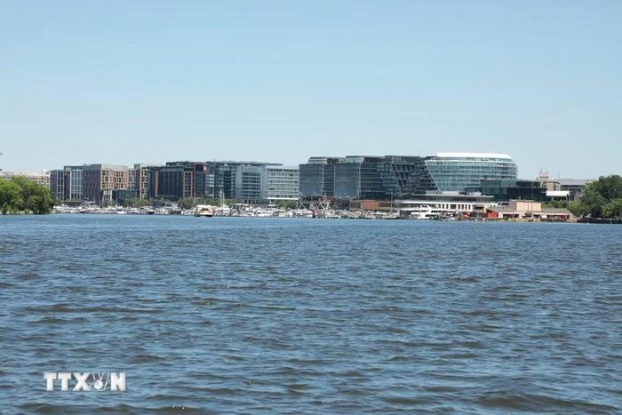 Bến thuyền trên sông Potomac, phía sau là những tòa nhà hiện đại phản chiếu ánh sáng, thể hiện sự kết nối giữa dòng sông lịch sử và diện mạo đô thị phát triển của Washington, D.C. (Ảnh: Ngọc Quang/TTXVN)