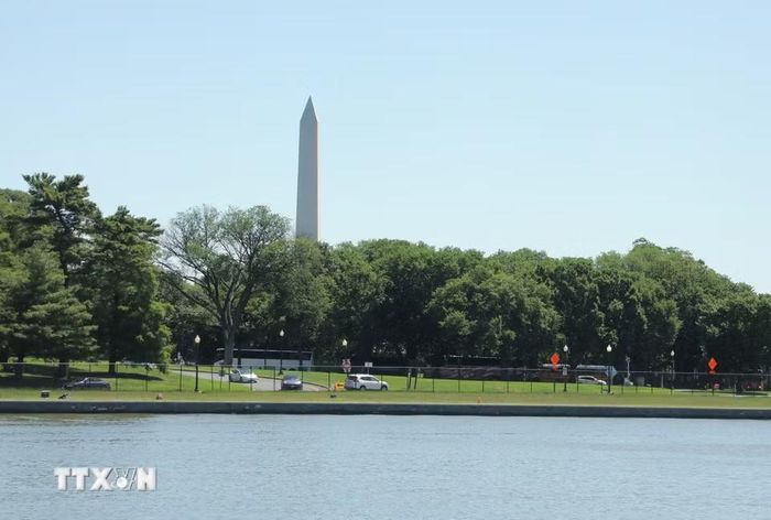 Bờ sông Potomac phía Washington D.C. được quy hoạch với nhiều công viên, lối đi bộ và không gian công cộng thay vì phát triển xây dựng dày đặc. (Ảnh: Ngọc Quang/TTXVN)