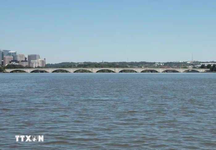 Với kiến trúc vòm đá trang nghiêm, cầu Arlington Memorial là điểm nhấn kiến trúc bên dòng Potomac, thể hiện sự hòa quyện giữa hạ tầng đô thị, không gian lịch sử và cảnh quan tự nhiên được bảo tồn của vùng thủ đô. (Ảnh: Ngọc Quang/TTXVN)