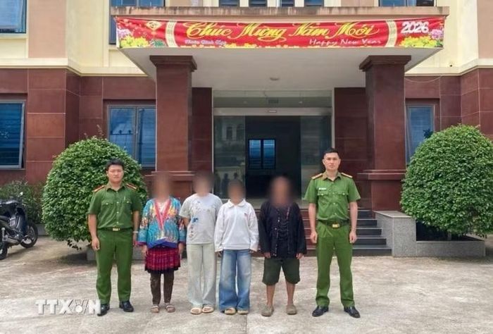 Hai cháu V.T.S và G.T.P được lực lượng Công an bàn giao an toàn cho gia đình. (Ảnh: TTXVN phát)
