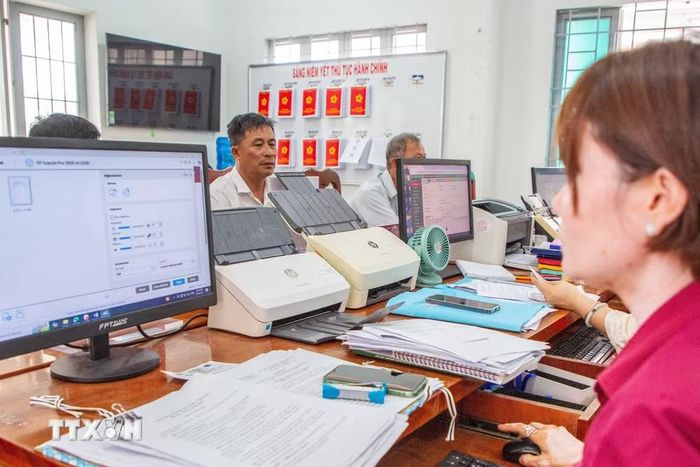 Người dân Tây Ninh thực hiện các thủ tục hành chính trên môi trường số, góp phần nâng cao hiệu quả cải cách hành chính. (Ảnh: Giang Phương/TTXVN)