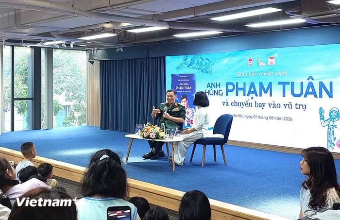 Thông qua câu chuyện của mình, Trung tướng Phạm Tuân truyền cảm hứng sống cho giới trẻ. (Ảnh: Minh Thu/Vietnam+)