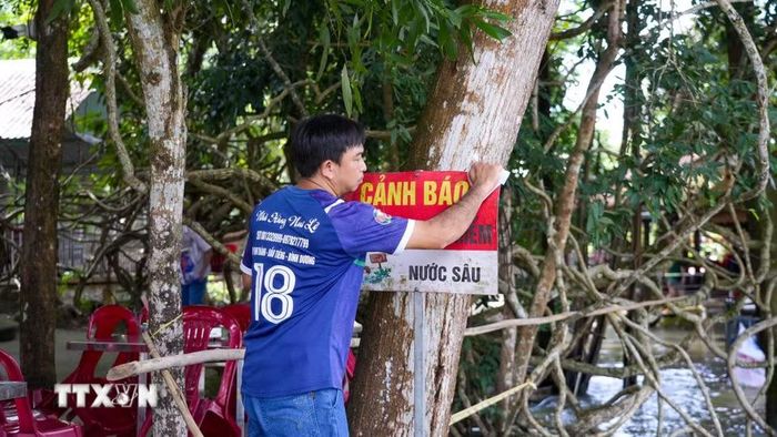 Biển cảnh báo khu vực nước sâu được chủ quán lắp đặt nhằm bảo đảm an toàn cho du khách khi hồ Dầu Tiếng vận hành xả lũ. (Ảnh: Minh Phú/TTXVN)