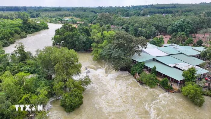 Nhiều công trình, quán ăn và khu vực kinh doanh nằm sát tuyến thoát lũ hồ Dầu Tiếng, tiềm ẩn nguy cơ ảnh hưởng đến khả năng tiêu thoát nước khi hồ vận hành xả lũ. (Ảnh: Minh Phú/TTXVN)
