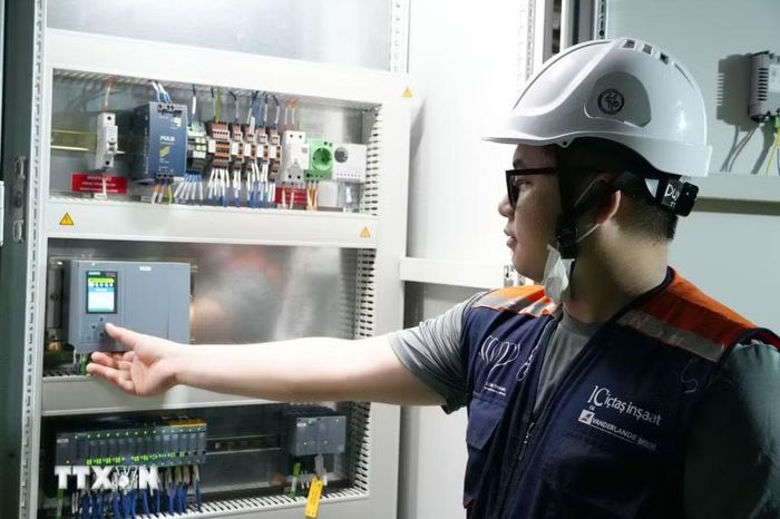 Người lao động kiểm tra hệ thống điện phục vụ hệ thống xử lý hành lý nhà ga hành khách sân bay Long Thành. (Ảnh: Công Phong/TTXVN)