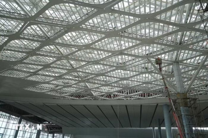 Người lao động hoàn thiện mái kính skylight nhà ga hành khách sân bay Long Thành. (Ảnh: Công Phong/TTXVN)