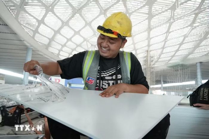 Người lao động hoàn thiện các kết cấu để lắp đặt vào mái kính skylight nhà ga hành khách sân bay Long Thành. (Ảnh: Công Phong/TTXVN)