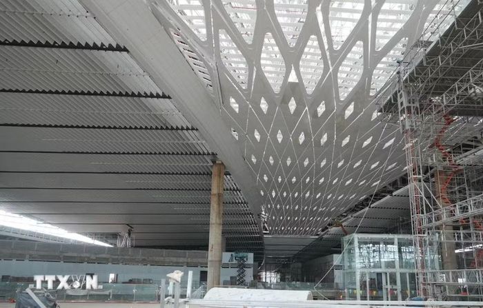 Một phần mái kính skylight nhà ga hành khách sân bay Long Thành đã cơ bản hoàn thiện. (Ảnh: Công Phong/TTXVN)