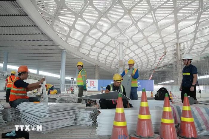 Người lao động hoàn thiện các kết cấu để lắp đặt vào mái kính skylight nhà ga hành khách sân bay Long Thành. (Ảnh: Công Phong/TTXVN)
