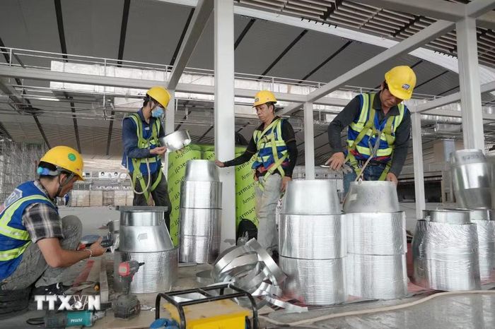 Người lao động hoàn thiện các kết cấu để lắp đặt vào hệ thống thông gió nhà ga hành khách sân bay Long Thành. (Ảnh: Công Phong/TTXVN)