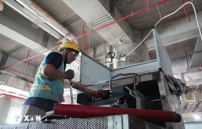Người lao động hoàn thiện các kết cấu để lắp đặt tại hệ thống phòng cháy, chữa cháy ga hành khách sân bay Long Thành. (Ảnh: Công Phong/TTXVN)