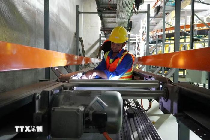 Người lao động kiểm tra, hoàn thiện hệ thống xử lý hành lý nhà ga hành khách sân bay Long Thành. (Ảnh: Công Phong/TTXVN)