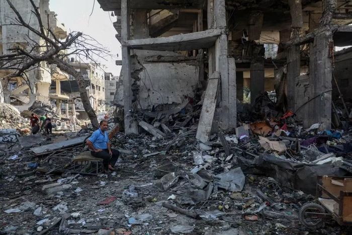 Cảnh đổ nát sau cuộc không kích của Israel tại trại tị nạn Al-Shati, Gaza, ngày 30/7/2026. (Ảnh: THX/TTXVN phát)