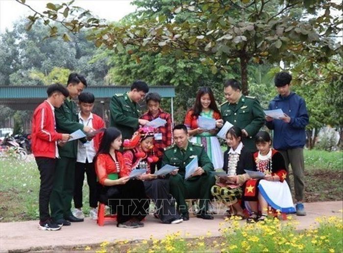Công tác bảo vệ nền tảng tư tưởng của Đảng, đấu tranh, phản bác các thông tin, quan điểm sai trái, thù địch có nhiều chuyển biến, đạt những kết quả tích cực. Ban Tuyên giáo Trung ương và Ban Chỉ đạo 35 của các bộ, ngành, địa phương triển khai đồng bộ các giải pháp đấu tranh ngăn chặn, gỡ bỏ các thông tin xấu độc, phản bác quan điểm sai trái thù địch. Trong ảnh: Bộ đội Biên phòng tỉnh Điện Biên tuyên truyền, phổ biến pháp luật về an ninh biên giới, chủ quyền lãnh thổ cho các em học sinh các dân tộc tại Trường THPT Mường Nhé. Ảnh: Xuân Tiến/TTXVN
