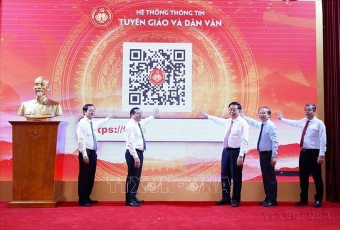Lãnh đạo Ban Tuyên giáo và Dân vận Trung ương nhấn nút khai trương Hệ thống thông tin Tuyên giáo và Dân vận (Hà Nội, 04/7/2025). Ảnh: Phương Hoa/TTXVN
