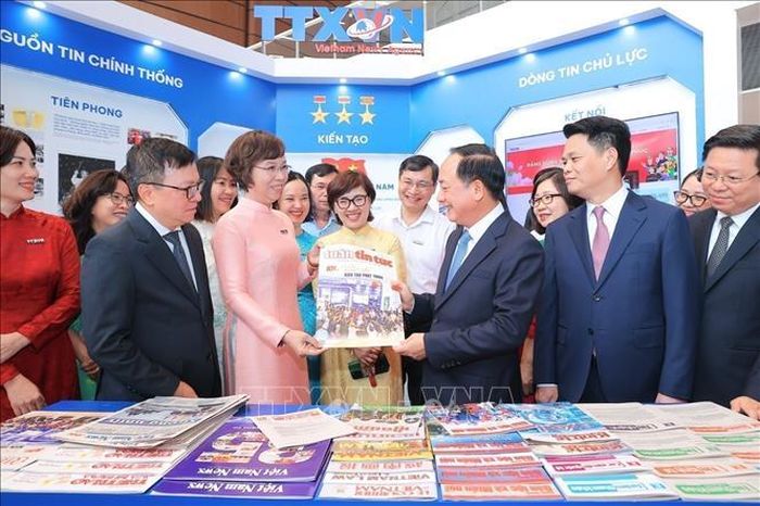Đồng chí Trịnh Văn Quyết, Ủy viên Bộ Chính trị, Bí thư Trung ương Đảng, Trưởng Ban Tuyên giáo và Dân vận Trung ương và các đồng chí lãnh đạo thăm gian trưng bày của TTXVN tại Hội báo toàn quốc 2026. Ảnh: Minh Quyết/TTXVN