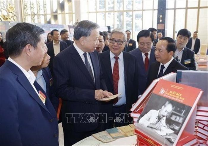 Tổng Bí thư Tô Lâm tham quan không gian trưng bày sách tại Hội nghị toàn quốc tổng kết công tác Tuyên giáo và Dân vận năm 2025, triển khai nhiệm vụ năm 2026, sáng 19/12/2025, tại Hà Nội. Hội nghị được triển khai bằng hình thức trực tiếp kết hợp trực tuyến đến 35 điểm cầu các tỉnh ủy, thành ủy với hơn 3000 đại biểu tham dự. Ảnh: Thống Nhất/TTXVN