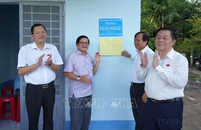 Ngành Tuyên giáo đã tuyên truyền về các giá trị nhân văn tốt đẹp chia sẻ, hỗ trợ lẫn nhau; tinh thần cộng đồng, tập thể, các hành vi ứng xử nhân ái, nghĩa tình, phù hợp...Trong ảnh: Trưởng Ban Tuyên giáo Trung ương Nguyễn Trọng Nghĩa và đoàn công tác trao tặng nhà Đại đoàn kết cho hộ nghèo, hộ cận nghèo và các gia đình có hoàn cảnh đặc biệt khó khăn tại xã Thanh Phước, huyện Gò Dầu, tỉnh Tây Ninh (9/10/2023). Ảnh: Minh Phú/TTXVN