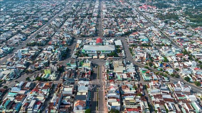 Chợ Long Hoa với quy mô bề thế và vị trí kết nối thuận lợi, trở thành điểm giao thương quan trọng của người dân và du khách đến Tây Ninh.