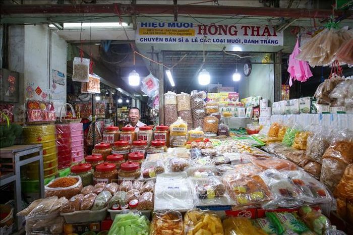 Bánh tráng Tây Ninh được bày bán phong phú tại chợ Long Hoa, trở thành đặc sản được nhiều du khách lựa chọn khi ghé thăm và mua sắm.