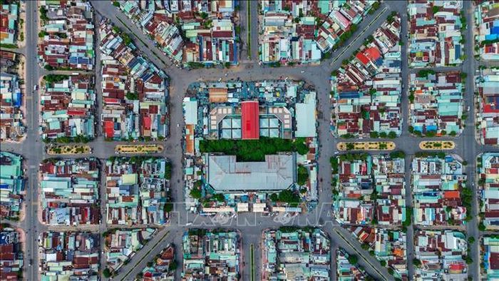 Chợ Long Hoa với bố cục vuông vức, ngôi nhà lồng hình chữ thập ở trung tâm và những tuyến đường tỏa ra nhiều hướng, tạo nên dấu ấn kiến trúc độc đáo giữa lòng đô thị.