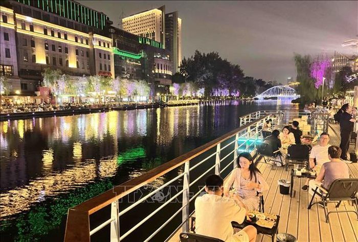 Khu vực bờ sông Lượng Mã ở Bắc Kinh đã tạo ra chuỗi tiêu dùng cao cấp “cà phê ban ngày, rượu vang ban đêm”.