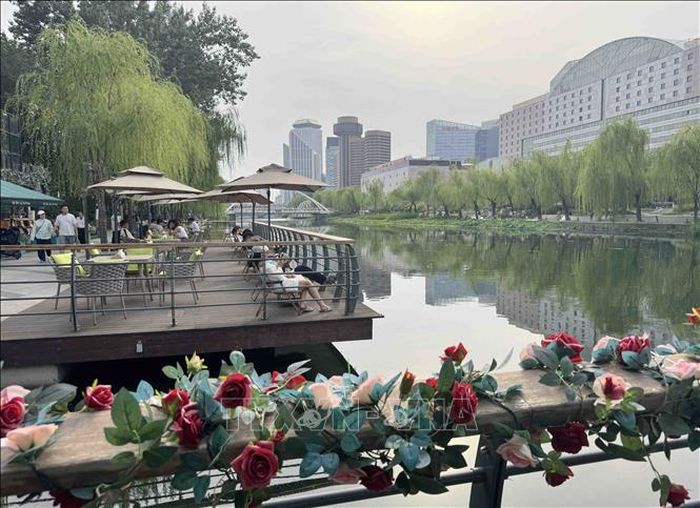 Hai bên sông Lượng Mã ở Bắc Kinh được quy hoạch một bên kinh doanh nhà hàng và một bên là khu thương mại.