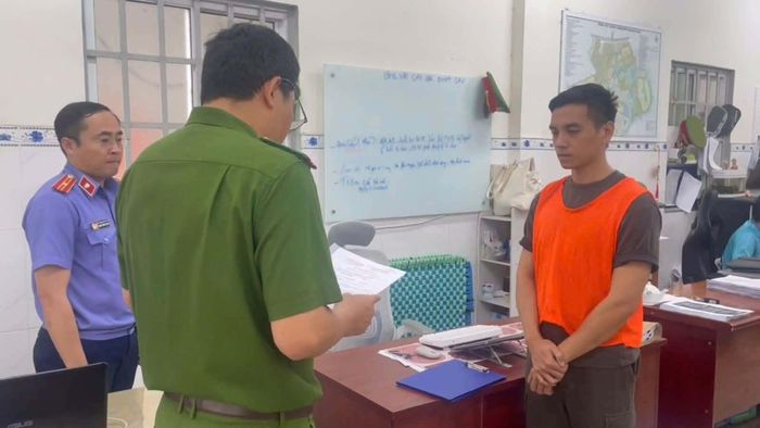 Công an TP Hồ Chí Minh đọc lệnh khởi tố bị can, thi hành lệnh bắt tạm giam đối với Nguyễn Văn Dũng do đăng tải trên TikTok video có nội dung xúc phạm danh dự, nhân phẩm người khác. Ảnh: TTXVN phát