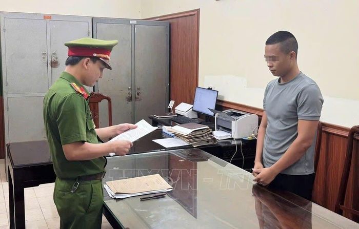 Cơ quan Cảnh sát điều tra (Công an tỉnh Ninh Bình) bắt tạm giam đối tượng Lê Văn Hải tổ chức bán hàng giả qua TikTok shop. Ảnh: TTXVN phát